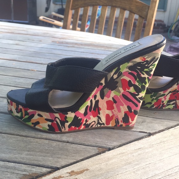 Black Steve Madden high heel wedges with print - Picture 4 of 4